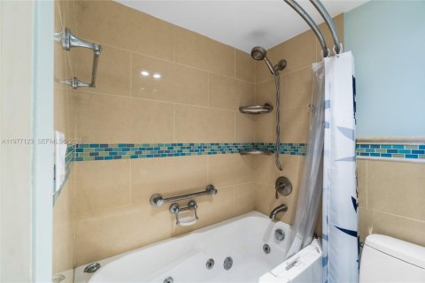Condo in Aventura, Florida, 1 bedroom  № 2042127 - photo 17