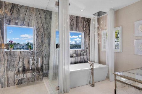 House in Miami Beach, Florida 6 bedrooms, 577.02 sq.m. № 2243922 - photo 26