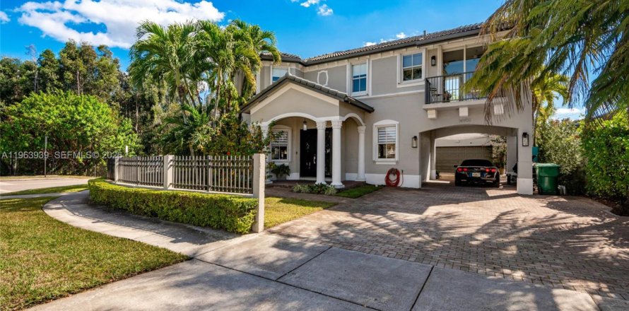 House in Miami, Florida 5 bedrooms № 2027160