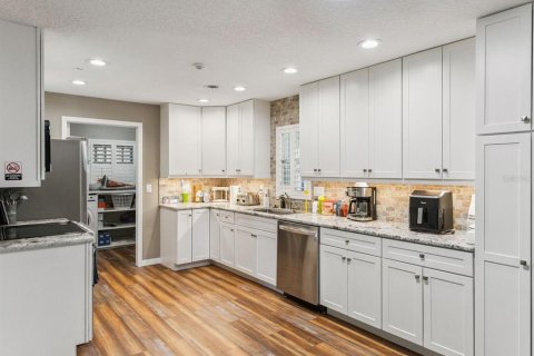 Villa ou maison à vendre à Fruitland Park, Floride: 4 chambres, 171.68 m2 № 2410676 - photo 10