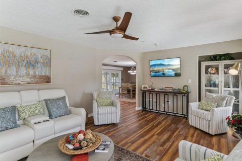 Villa ou maison à vendre à Fruitland Park, Floride: 4 chambres, 171.68 m2 № 2410676 - photo 4