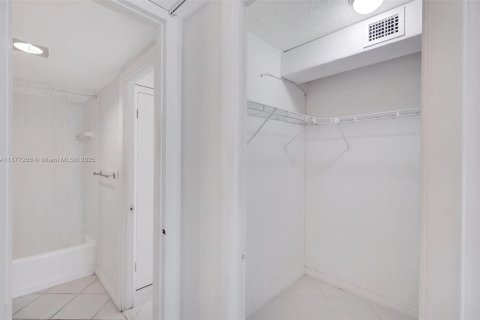 Купить кондоминиум в Майами-Бич, Флорида 1 спальня, 60.94м2, № 1924159 - фото 18