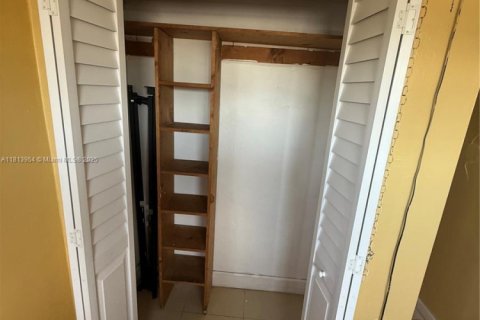 Commercial property in Pembroke Pines, Florida № 1766667 - photo 11