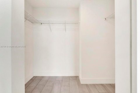 Condo in Sunrise, Florida, 2 bedrooms № 1957392 - photo 15