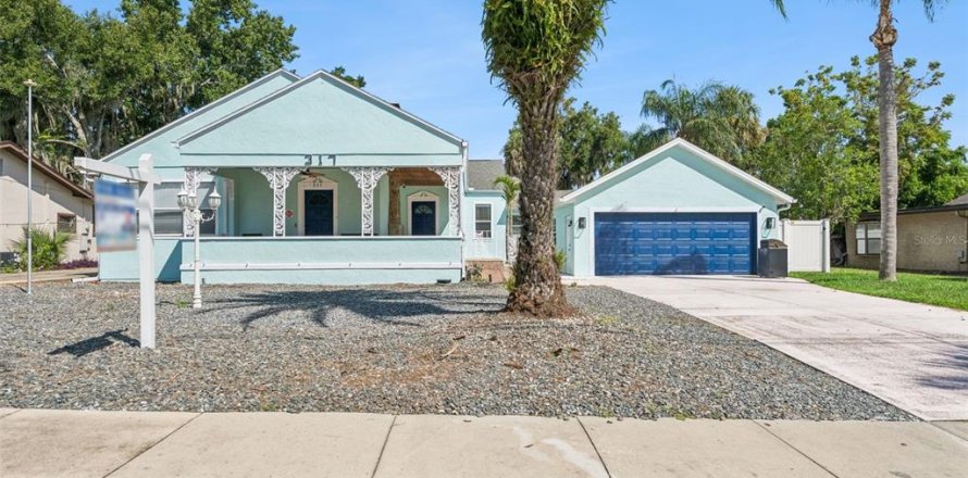 House in Tavares, Florida 4 bedrooms, 263.47 sq.m. № 2391514