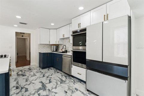 House in Tavares, Florida 4 bedrooms, 263.47 sq.m. № 2391514 - photo 14
