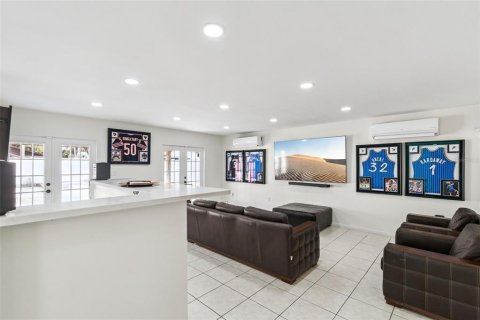 House in Tavares, Florida 4 bedrooms, 263.47 sq.m. № 2391514 - photo 9