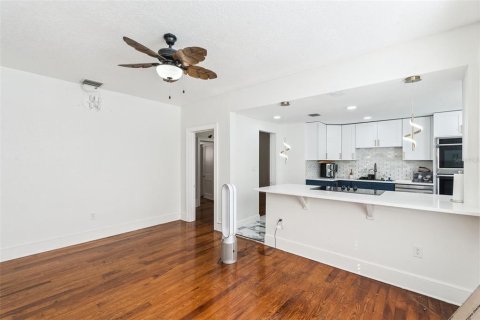 House in Tavares, Florida 4 bedrooms, 263.47 sq.m. № 2391514 - photo 18