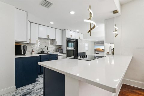 House in Tavares, Florida 4 bedrooms, 263.47 sq.m. № 2391514 - photo 16