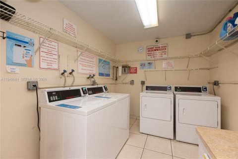 Condominio en venta en Pembroke Pines, Florida, 2 dormitorios, 62.24 m2 № 2006550 - foto 23