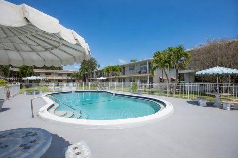 Condominio en venta en Pembroke Pines, Florida, 2 dormitorios, 62.24 m2 № 2006550 - foto 25