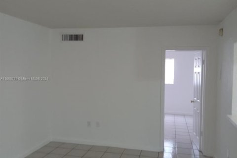 Condominio en venta en Hialeah, Florida, 1 dormitorio, 54.16 m2 № 1694559 - foto 12