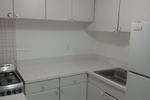 Condominio en venta en Hialeah, Florida, 1 dormitorio, 54.16 m2 № 1694559 - foto 13