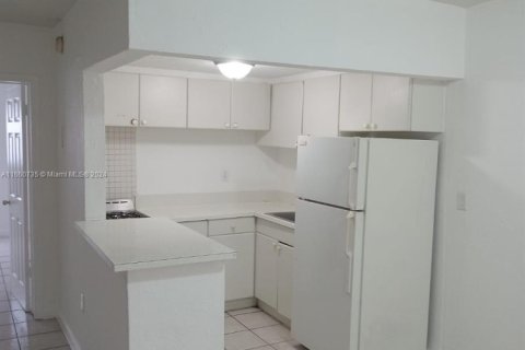 Condominio en venta en Hialeah, Florida, 1 dormitorio, 54.16 m2 № 1694559 - foto 11