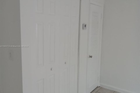 Condominio en venta en Hialeah, Florida, 1 dormitorio, 54.16 m2 № 1694559 - foto 16