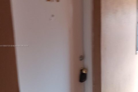 Condominio en venta en Hialeah, Florida, 1 dormitorio, 54.16 m2 № 1694559 - foto 1