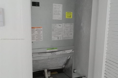 Condominio en venta en Hialeah, Florida, 1 dormitorio, 54.16 m2 № 1694559 - foto 15