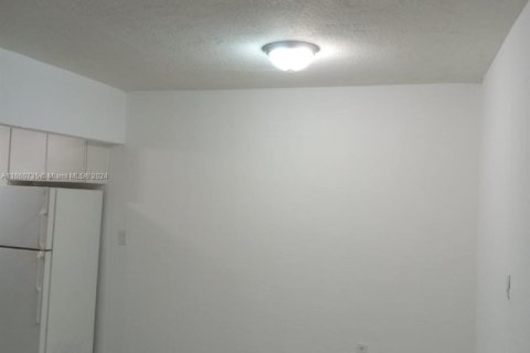 Condominio en venta en Hialeah, Florida, 1 dormitorio, 54.16 m2 № 1694559 - foto 9