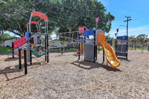 Commercial property in Lake Worth, Florida 316.7 sq.m. № 1161765 - photo 1