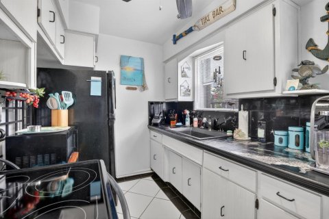 House in Hollywood, Florida 3 bedrooms, 119.01 sq.m. № 2176209 - photo 14