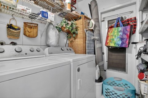 House in Hollywood, Florida 3 bedrooms, 119.01 sq.m. № 2176209 - photo 30