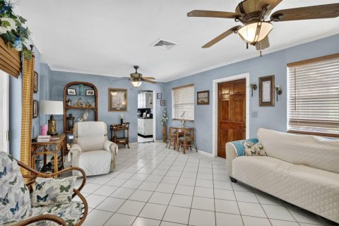 House in Hollywood, Florida 3 bedrooms, 119.01 sq.m. № 2176209 - photo 10