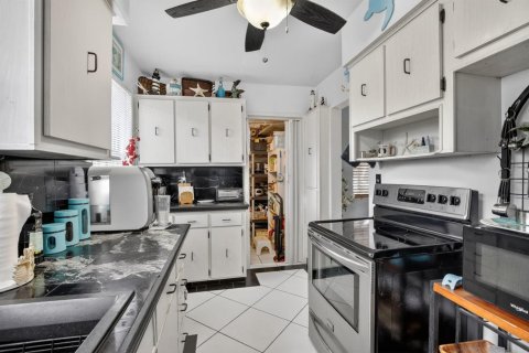 House in Hollywood, Florida 3 bedrooms, 119.01 sq.m. № 2176209 - photo 16