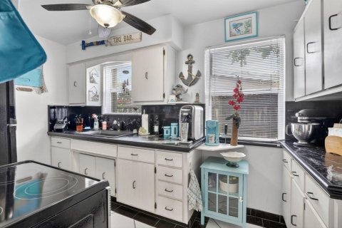 House in Hollywood, Florida 3 bedrooms, 119.01 sq.m. № 2176209 - photo 13
