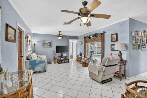 House in Hollywood, Florida 3 bedrooms, 119.01 sq.m. № 2176209 - photo 9