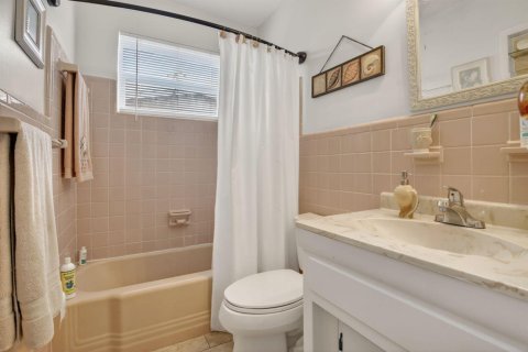 House in Hollywood, Florida 3 bedrooms, 119.01 sq.m. № 2176209 - photo 29