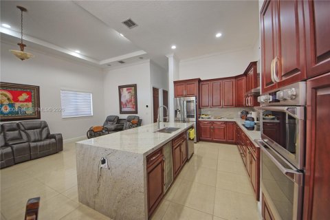 House in Miami, Florida 4 bedrooms, 304.81 sq.m. № 2069558 - photo 25