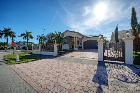 House in Miami, Florida 4 bedrooms, 304.81 sq.m. № 2069558 - photo 4