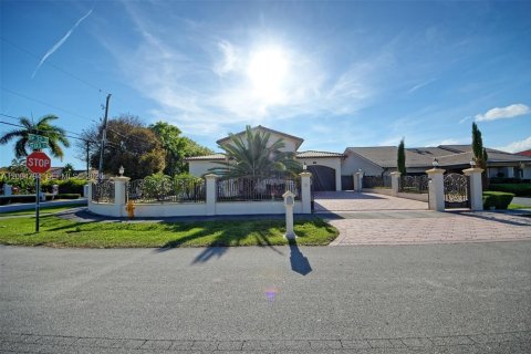 House in Miami, Florida 4 bedrooms, 304.81 sq.m. № 2069558 - photo 2