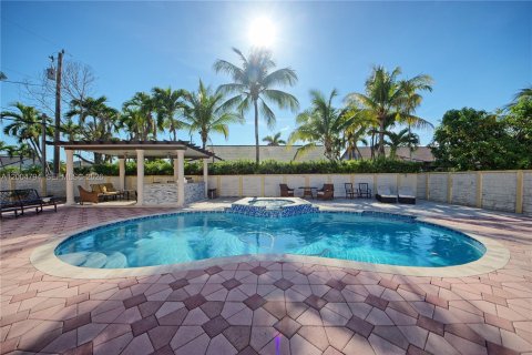 House in Miami, Florida 4 bedrooms, 304.81 sq.m. № 2069558 - photo 30