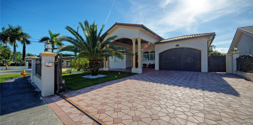 House in Miami, Florida 4 bedrooms, 304.81 sq.m. № 2069558