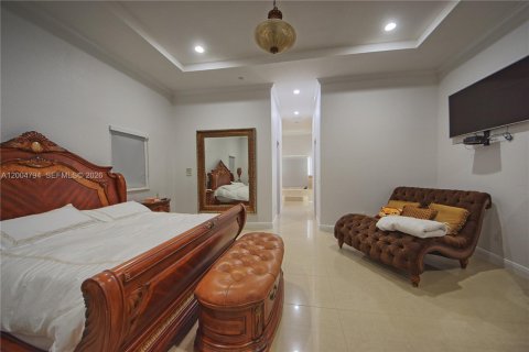 House in Miami, Florida 4 bedrooms, 304.81 sq.m. № 2069558 - photo 14