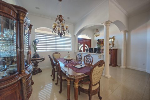 House in Miami, Florida 4 bedrooms, 304.81 sq.m. № 2069558 - photo 11