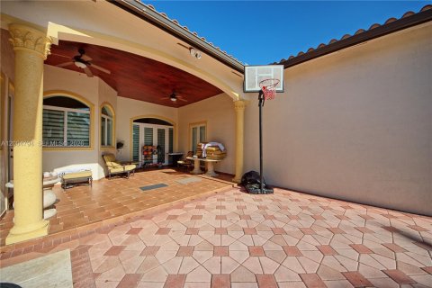 House in Miami, Florida 4 bedrooms, 304.81 sq.m. № 2069558 - photo 29