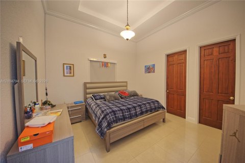 House in Miami, Florida 4 bedrooms, 304.81 sq.m. № 2069558 - photo 21
