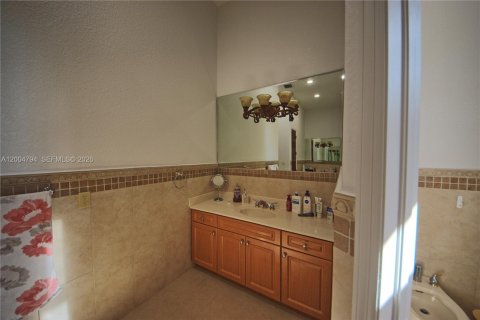 House in Miami, Florida 4 bedrooms, 304.81 sq.m. № 2069558 - photo 20