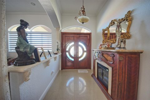 House in Miami, Florida 4 bedrooms, 304.81 sq.m. № 2069558 - photo 9