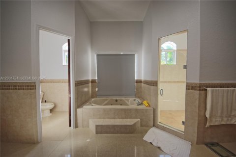 House in Miami, Florida 4 bedrooms, 304.81 sq.m. № 2069558 - photo 18