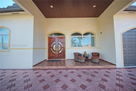 House in Miami, Florida 4 bedrooms, 304.81 sq.m. № 2069558 - photo 6