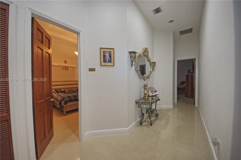 House in Miami, Florida 4 bedrooms, 304.81 sq.m. № 2069558 - photo 12