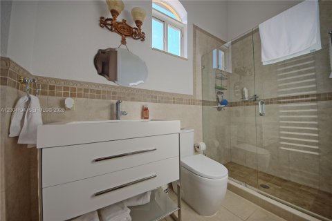 House in Miami, Florida 4 bedrooms, 304.81 sq.m. № 2069558 - photo 23