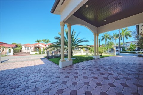 House in Miami, Florida 4 bedrooms, 304.81 sq.m. № 2069558 - photo 8