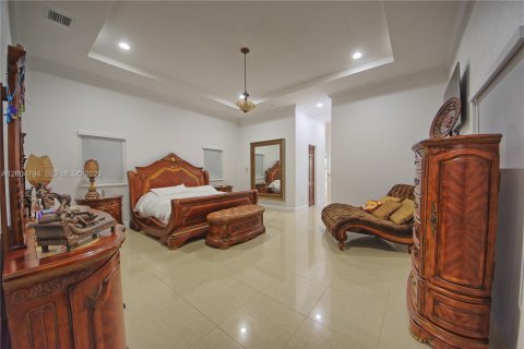 House in Miami, Florida 4 bedrooms, 304.81 sq.m. № 2069558 - photo 13