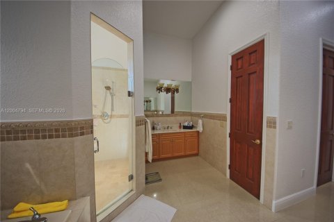House in Miami, Florida 4 bedrooms, 304.81 sq.m. № 2069558 - photo 19