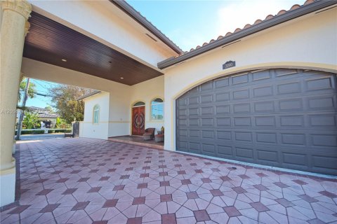 House in Miami, Florida 4 bedrooms, 304.81 sq.m. № 2069558 - photo 7