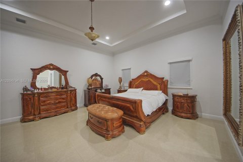 House in Miami, Florida 4 bedrooms, 304.81 sq.m. № 2069558 - photo 15